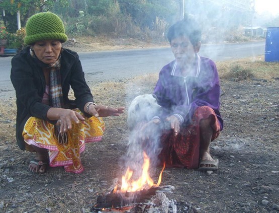 Dân Thái Lan đốt củi sưởi ấm trong cái giá lạnh bất thường.