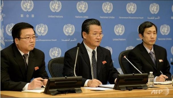 Đại sứ Bắc Triều Tiên tại Liên Hợp Quốc Sin Son-Ho (giữa) trong cuộc họp báo hiếm hoi.