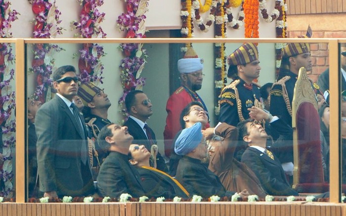 Thủ tướng Ấn Độ Manmohan Singh (hàng đầu, bên trái) và Thủ tướng Nhật Bản Shinzo Abe (hàng đầu, bên phải) xem lễ diễu binh tại New Delhi