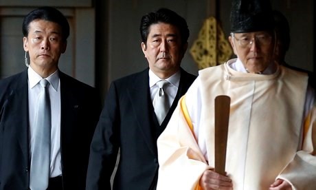 Thủ tướng Nhật Bản Shinzo Abe viếng đền Yasukuni.