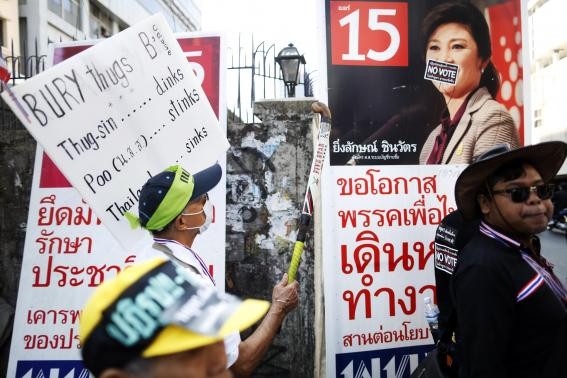 Người biểu tình chống chính phủ Thái Lan diễu hành ở Bangkok hôm 31/1.