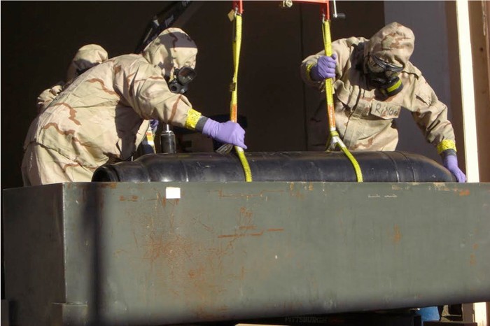 Một quả bom chứa vũ khí hóa học ở Libya được các chuyên gia chuyển đi xử lý.