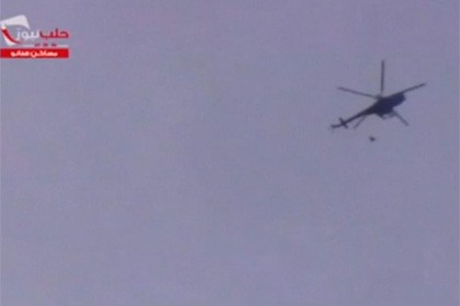 Trực thăng quân đội Syria ném bom thùng xuống Aleppo.