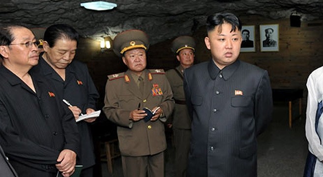Nhà lãnh đạo Triều Tiên Kim Jong-un (phải) và Jang Song-thaek (trái)