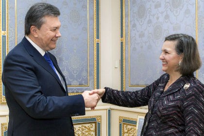 Victoria Nuland và Viktor Yanukovich