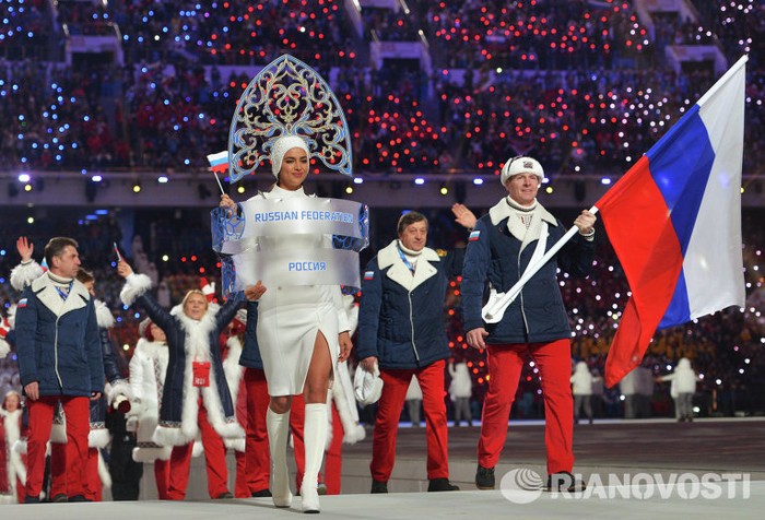 Đoàn thể thao Nga tiến vào sân khấu trong đêm khai mạc.