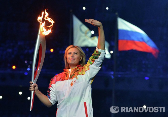 Maria Sharapova cầm ngọn đuốc Olympic tiến vào sân vận động.
