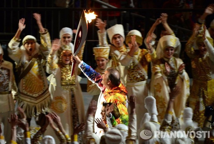 Ngọn lửa Olympic đã chính thức được thắp sáng bởi hai nhà vô địch Olympic chơi hockey trên băng Vladislav Tretyak và trượt băng nghệ thuật Irina Rodnina.