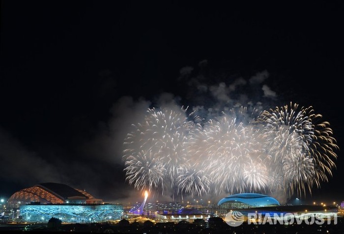 Pháo hoa được bắn trong đêm khai mạc Olympic Sochi.