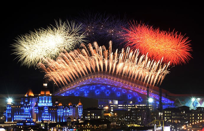 Pháo hoa được bắn trong đêm khai mạc tại sân vận động Sochi.