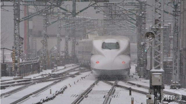 Tàu tốc hành Shinkansen dừng hoạt động vì tuyết rơi dày.