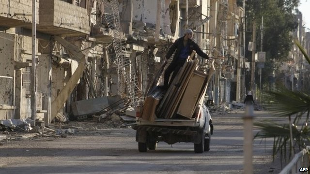 Người Syria rời thành Homs bị vây hãm theo một thỏa thuận ngừng bắn.