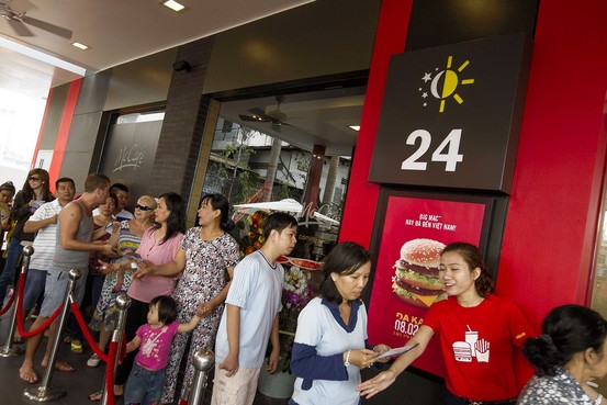 Dòng người xếp hàng chờ tới lượt được vào nhà hàng McDonald&apos;s đầu tiên tại Việt Nam.