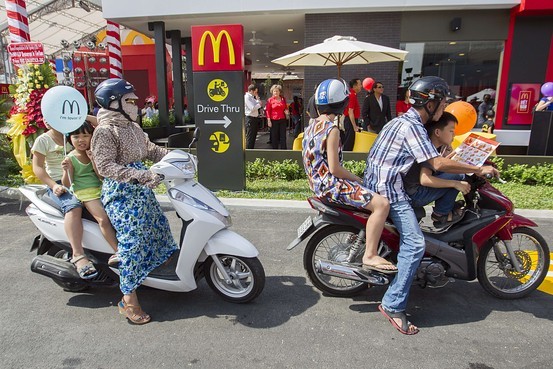 McDonald&apos;s là nhà hàng 24 giờ phục vụ các lái xe qua đường đầu tiên ở Việt Nam.
