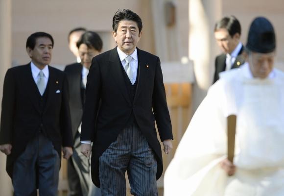 Thủ tướng Shinzo Abe thăm đền Yasukuni.