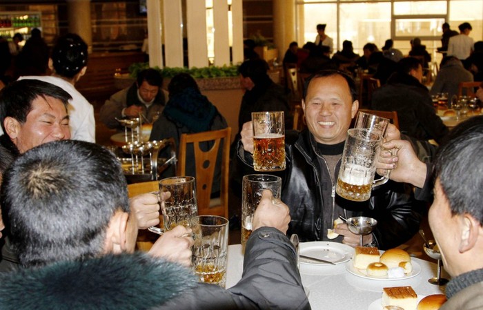 Người Triều Tiên uống bia trong nhà hàng ở Bình Nhưỡng ăn mừng vụ phóng tên lửa thành công hồi năm 2012.