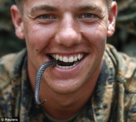 Một lính Mỹ vui vẻ trải nghiệm sau khi làm quen với thử thách này.