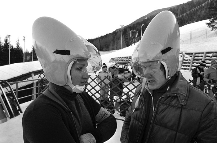 Elisabeth Demleitner và Stephan Hoelzlwimmer của Tây Đức đội những chiếc mũ bảo hiểm mới nhất được thiết kế cho các vận động viên thi Thế vận hội mùa đông năm 1976.