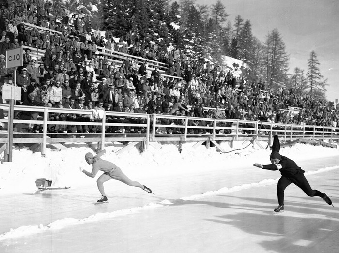 Hijo Chang Lee của Hàn Quốc (trái) và A. Huiskes của Hà Lan cạnh tranh trong môn thi trượt băng tốc độ cự ly 500 mét ở Thụy Sĩ năm 1948.