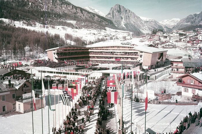 Lễ khai mạc Thế vận hội mùa đông năm 1956 ở Ý.
