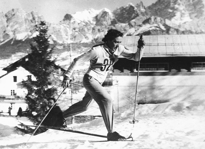 Ljubov Kozyreva của Nga giành chiến thắng trong môn thi trượt quyết đơn nữa cự ly 10 km tại Thế vận hội mùa đông ở Cortina, Ý, vào năm 1956.