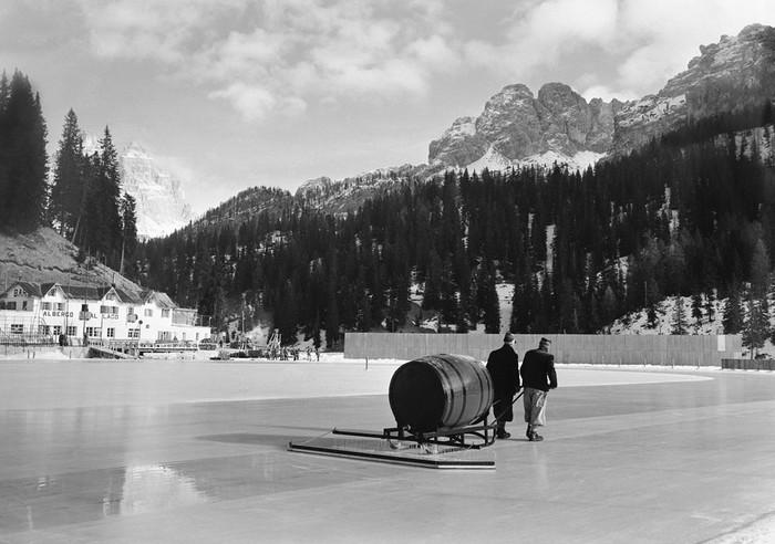 Đổ nước ấm trên băng để tạo ra độ mịn cho mặt sân trượt băng tốc độ tại hồ Misurina trong Thế vận hội mùa đông năm 1956.