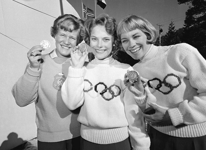 Vận động viên trượt băng nghệ thuật Carol Heiss của Mỹ (giữa) khoe huy chương tại Thế vận hội năm 1960.