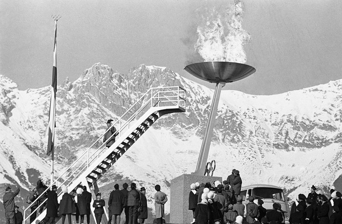 Lửa Olympic được thắp sáng tại Áo năm 1964.