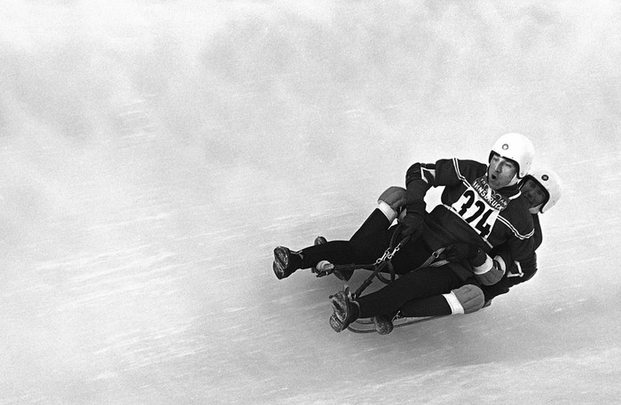 Ronnie D. Walters (trước) và James G. Higgins của Mỹ trong cuộc thi trượt băng bằng móc tại Innsbruck, Áo năm 1964.