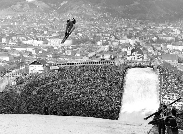 Một vận động viên thi trượt băng Ski Jump cự ly 120 mét tại Thế vận hội mùa đông 9 ở Innsbruck, Áo tháng 2 năm 1964.