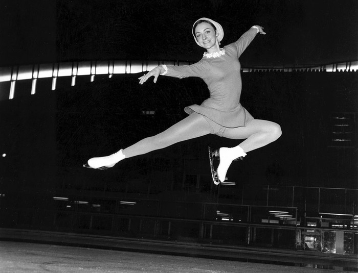 Peggy Fleming của Mỹ thực hiện một bước nhảy vọt như hươu trong trong cuộc thi ở Grenoble, Pháp năm 1968.