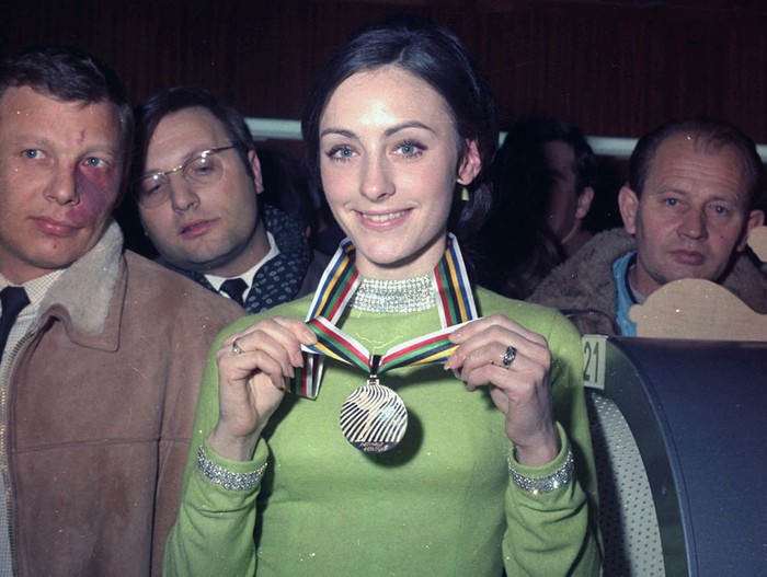 Peggy Fleming (Mỹ) khoe huy chương cô giành chiến thắng trong Thế vận hội Mùa đông được tổ chức tại Grenoble, Pháp vào tháng 2/1968.