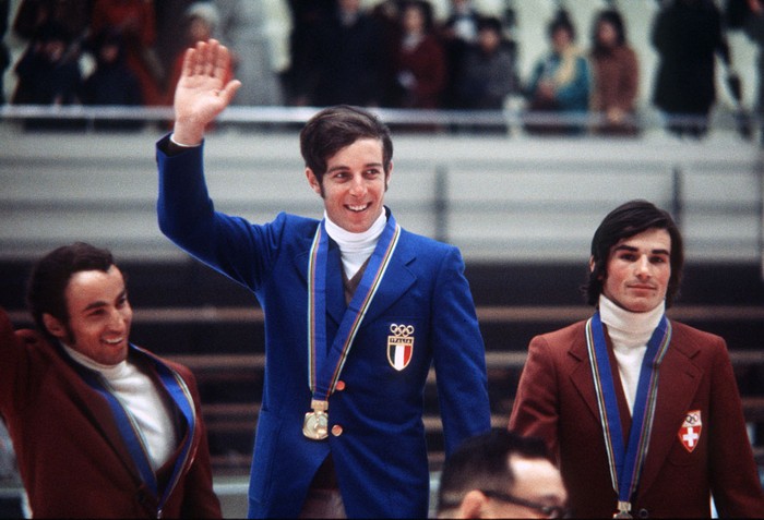 Gustav Thöni (giữa) - vận động viên người Italia giành Huy chương vàng môn trượt tuyết vượt chướng ngại vật nam tại Thế vận hội Mùa đông ở Sapporo, Nhật Bản năm 1972.