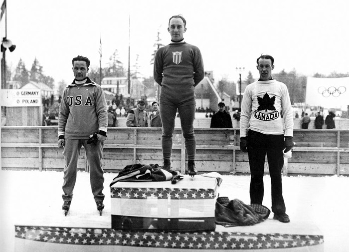 Người chiến thắng trượt băng tốc độ cự ly 5.000 mét tại Thế vận hội mùa đông New York năm 1932: Irving Jaffee của Mỹ (giữa), Edward Murphy của Mỹ (trái) và Bill Logan của Canada.