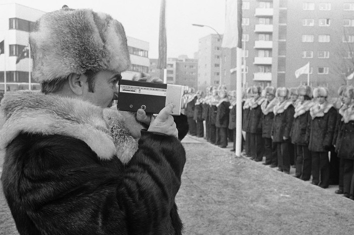 Bộ trưởng Thể Thao Liên Xô Sergej Pavlov chụp ảnh các vận động viên nước này tại làng Olympic ở Innsbruck, Áo tháng 2/1976.