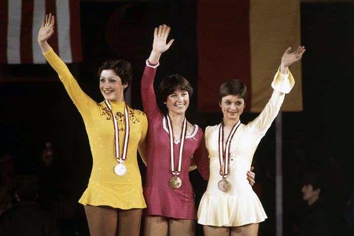 Trao huy chương cho các nữ vận động viên trượt băng nghệ thuật tại Innsbruck, Áo ngày 13/2/1976. Từ trái sang phải: Dianne De Leeuw (Hà Lan), Dorothy Hamill (Mỹ), Christine Errath (Đông Đức).