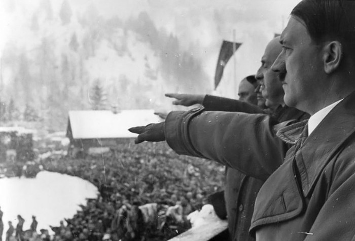 Adolf Hitler và Henri de Baillet-Latour, Chủ tịch Uỷ ban Olympic quốc tế, tham dự lễ khai mạc Thế vận hội mùa đông IV năm 1936.