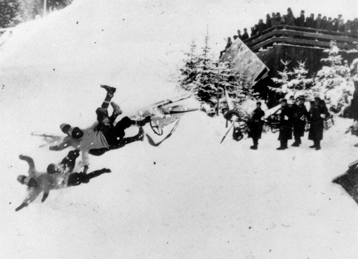 Bốn vận động viên của Ý bị ngã trong cuộc đua tại Thế vận hội mùa đông IV ở Garmisch-Partenkirchen, Đức năm 1936.
