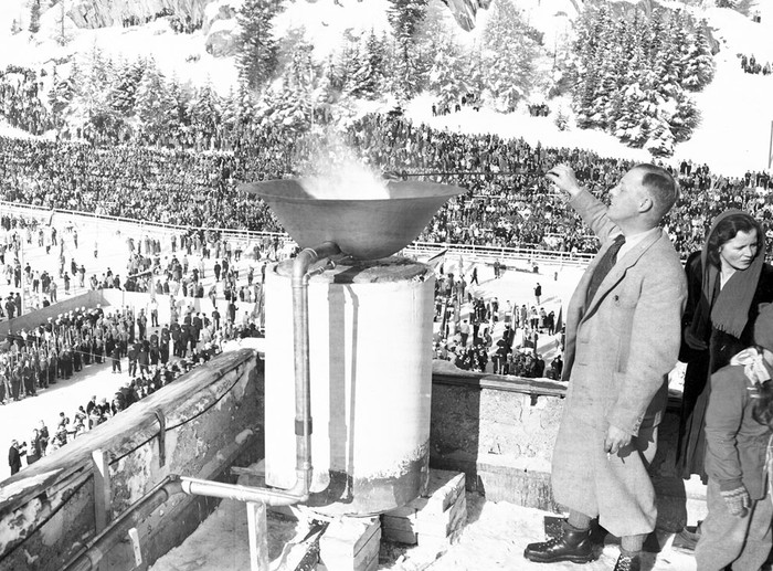 Ngọn lửa Olympic được thắp sáng trong lễ khai mạc tại Thụy Sỹ năm 1948.