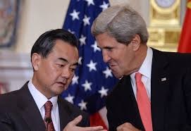 Ngoại trưởng Mỹ John Kerry (phải) và Ngoại trưởng Trung Quốc Vương Nghị trong một cuộc họp báo chung.