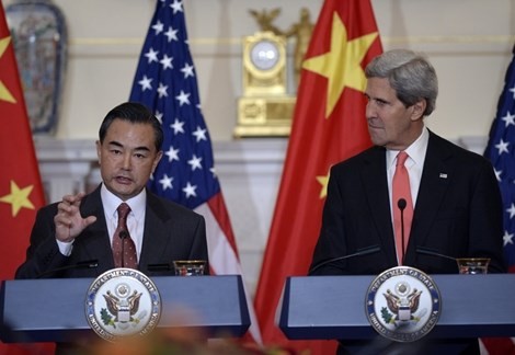 Ngoại trưởng Mỹ John Kerry (phải) và Ngoại trưởng Trung Quốc Vương Nghị.
