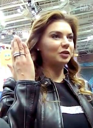 Alina Kabayeva lộ nhẫn cưới trong cảnh quay phát sóng trên truyền hình Nga.