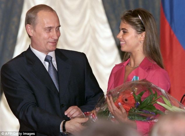 Tin đồn đã tràn ngập internet rằng Tổng thống Putin đã tái hôn với Kabayeva sau khi cô lộ nhẫn cưới.