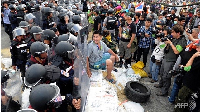 Người biểu tình chống chính phủ Thái Lan đối đầu với cảnh sát trước tòa nhà chính phủ.