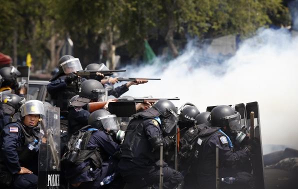 Cảnh sát Thái Lan nổ súng bắn hơi cay đẩy lùi người biểu tình bao vây tòa nhà chính phủ sáng nay.