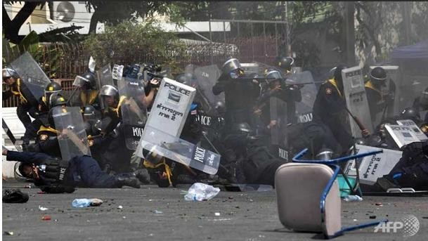 Cảnh sát đụng độ với người biểu tình ở Bangkok hôm 18/2