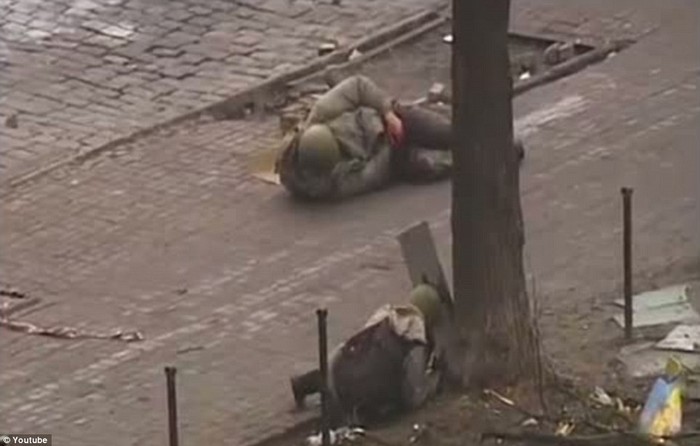 Một người biểu tình bị thương sau khi bị lính bắn tỉa bắn.