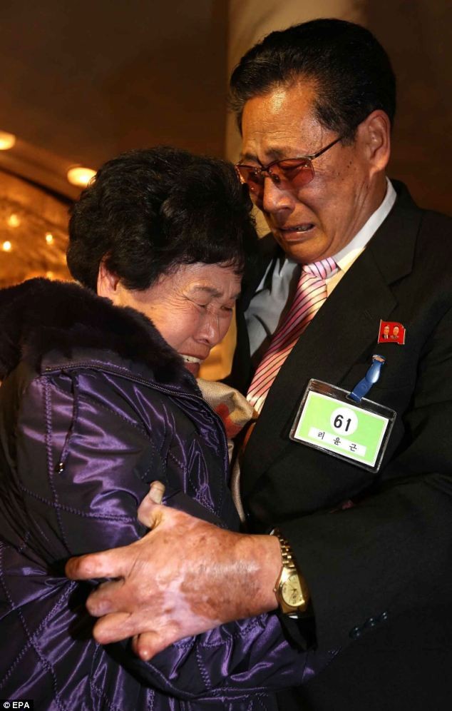 Lee Son-hyang, 88 tuổi, (trái) và người em trai sống ở Triều Tiên Lee Yoon Geun, 72 tuổi.