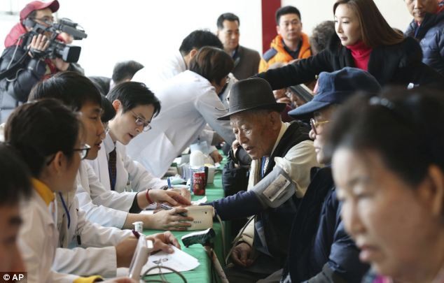 Người Hàn Quốc được kiểm tra sức khỏe trước khi tham gia cuộc đoàn tụ với thân nhân từ Triều Tiên.