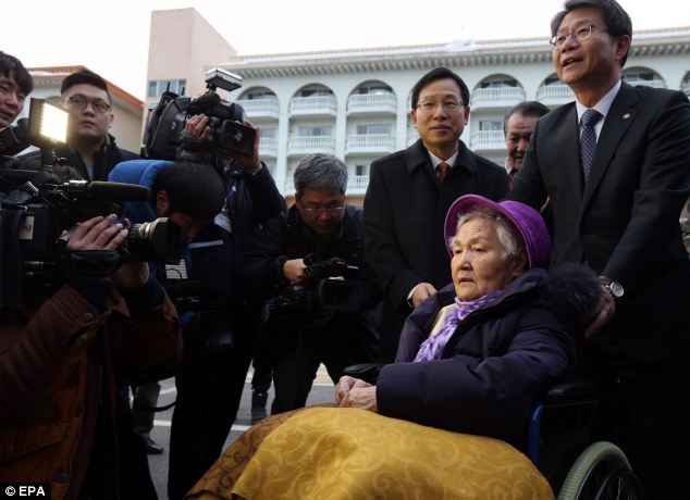 Bộ trưởng Thống nhất Hàn Quốc Ryoo Kihl-jae (bên phải) đẩy xe lăn cho bà Choi Jeong-ho, người phụ nữ 91 tuổi đến gặp các thành viên gia đình sống ở Triều Tiên.